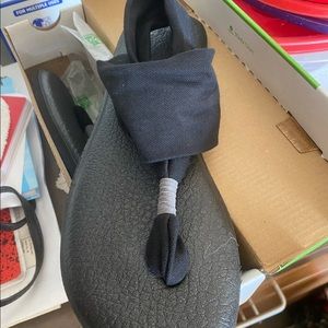 Sanuk black flip flop style